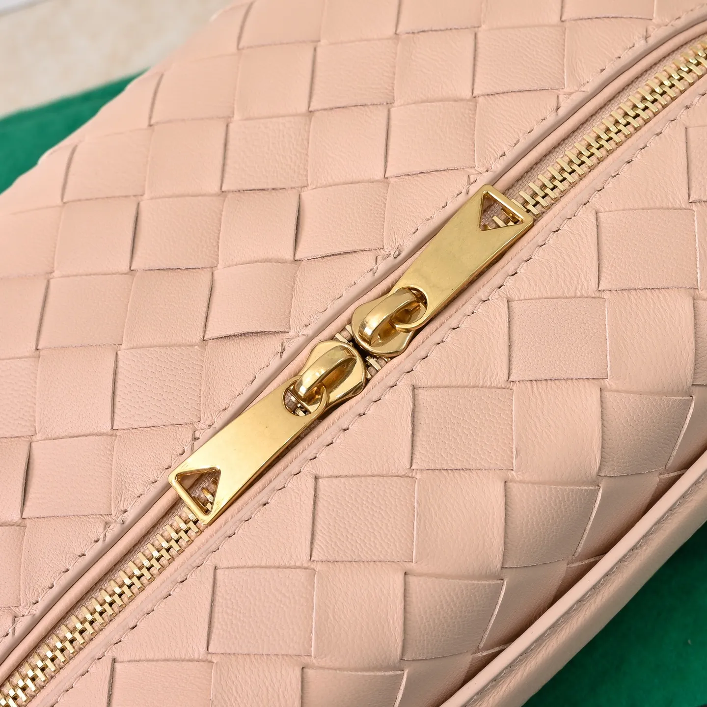 Batch 1360 Bottega Veneta 24 spring and summer woven zipper crossbody bag. A crossbody bag that can be used as a cosmetic bag. The exquisite weaving and compact body are an indispensable accessory for the upcoming summer. The double zipper also better protects the bag. It has a large capacity. If you like it, don’t miss it. Style number: 9109 Size: 22*12.5*5cm